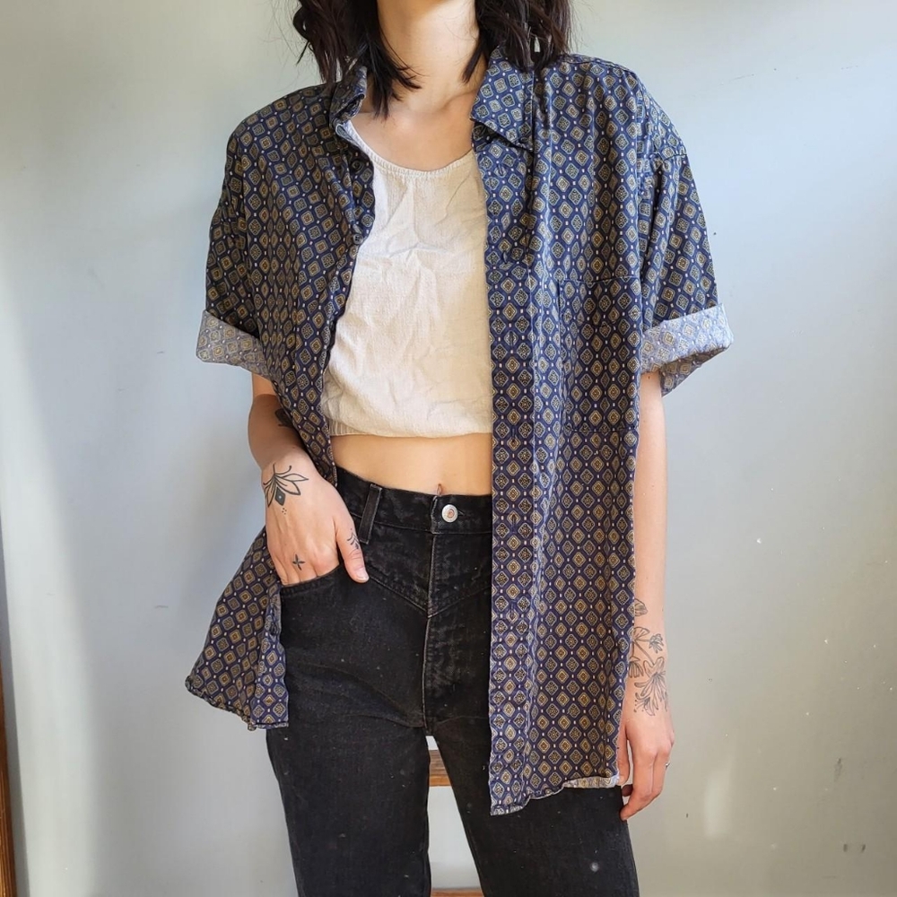 SOLD 🖤 '90s patterned shirt